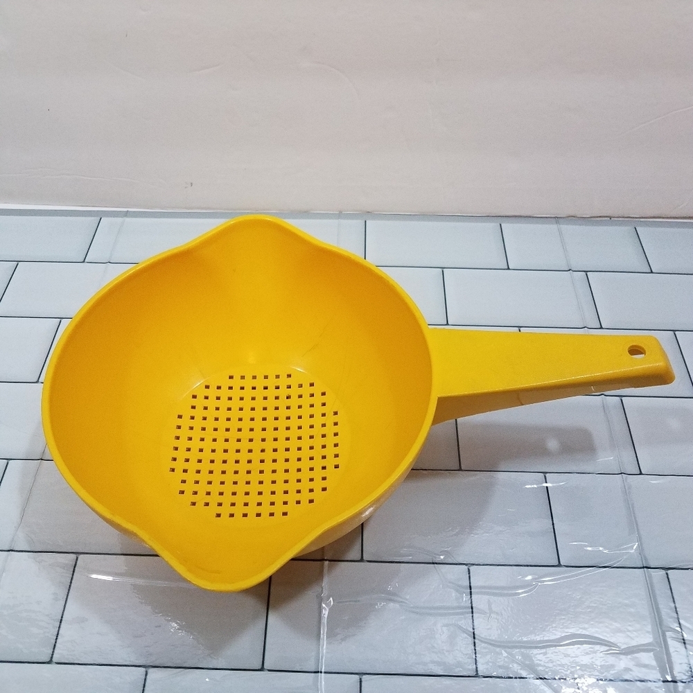 Tupperware Colander